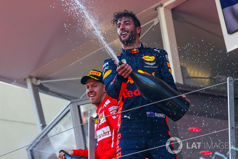 Ganador de la carrera Sebastian Vettel, Ferrari y Daniel Ricciardo, Red Bull Racing