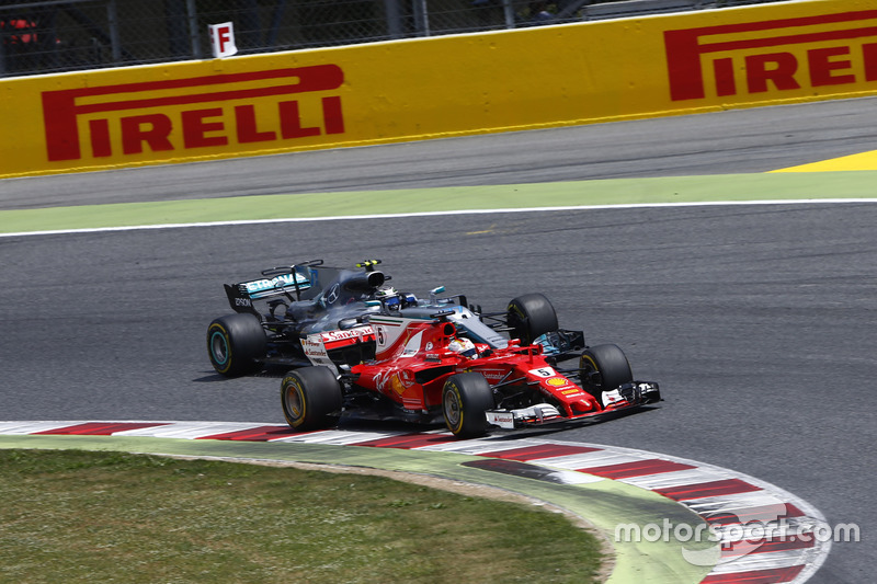Sebastian Vettel, Ferrari SF70H, battles, Valtteri Bottas, Mercedes AMG F1 W08