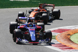 Daniil Kvyat, Scuderia Toro Rosso STR12, Stoffel Vandoorne, McLaren MCL32