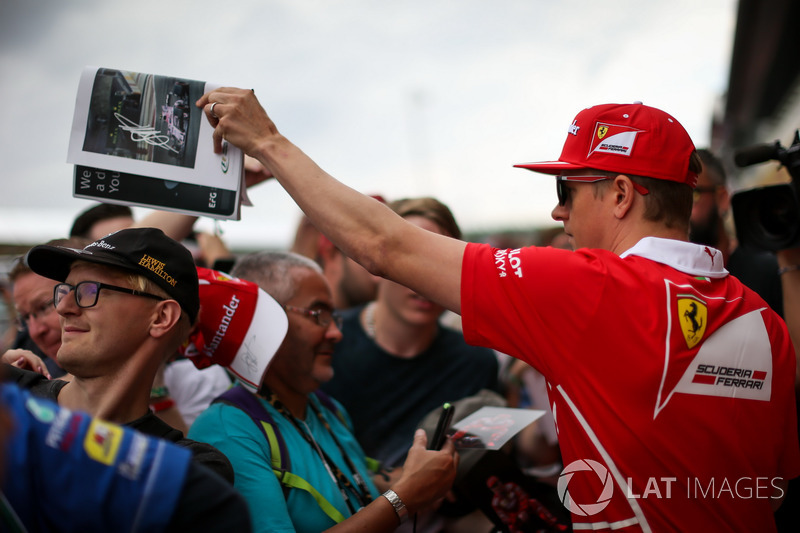 Kimi Raikkonen, Ferrari signs autographs for the fans