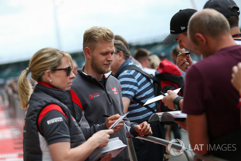 Kevin Magnussen, Haas F1 Team signs autographs for the fans at the autograph session