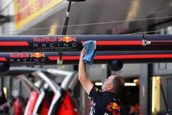 Red Bull Racing monteur maakt schoon