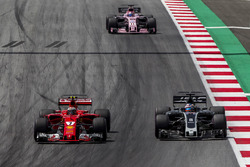 Kimi Raikkonen, Ferrari SF70H, Romain Grosjean, Haas F1 Team VF-17