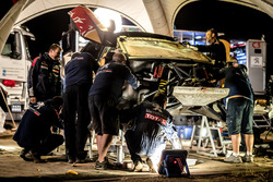 Mechanics working on the car of #106 Peugeot Sport Peugeot 3008 DKR: Stéphane Peterhansel, Jean-Paul Cottret