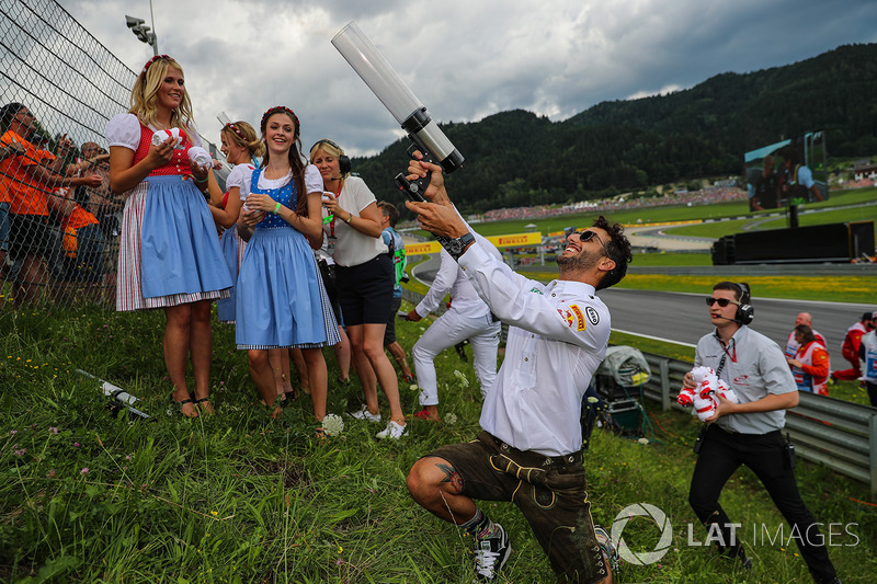 Daniel Ricciardo, Red Bull Racing fires a T-Shirt into the crowd of fans, a T-Shirt gun on the drivers parade