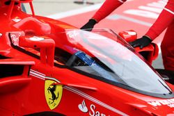 Sebastian Vettel, Ferrari SF70H, con el escudo de la cabina