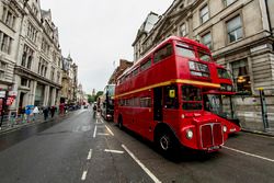 Una vista de Whitehall  con un autobús de Londres