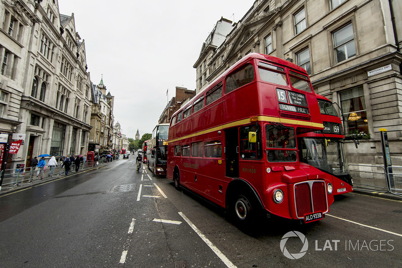 Bus London di Whitehall