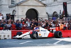 Stoffel Vandoorne, McLaren, en el1991 McLaren MP4/6 de Ayrton Senna