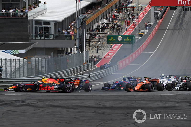 Max Verstappen segue em uma maré de azar. Logo na largada, o holandês se envolveu em uma confusão na curva 1 e abandonou.