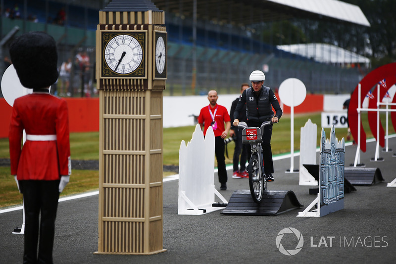 Stoffel Vandoorne, McLaren, paseos en bicicleta durante un asalto
