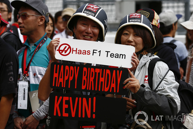 Fans with a birthday message for Kevin Magnussen, Haas F1 Team