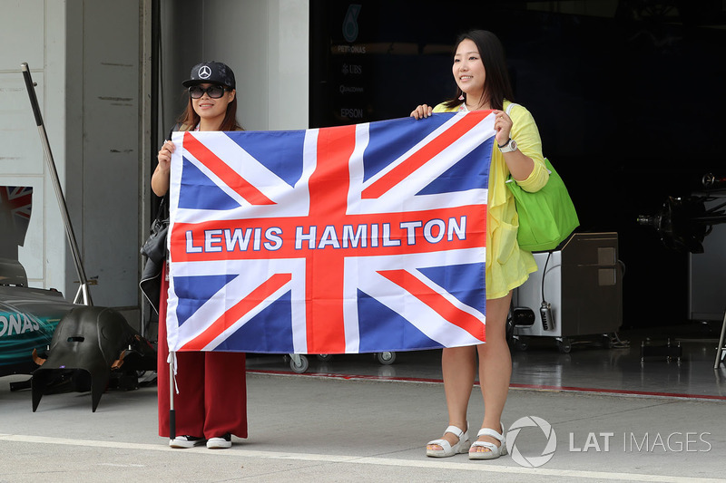 Lewis Hamilton, Mercedes AMG F1 fans and banner