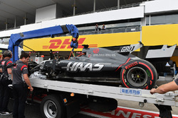 The crashed car of Romain Grosjean, Haas F1 Team VF-17 is recovered in Q1