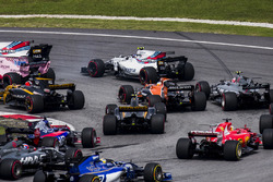 Lewis Hamilton, Mercedes AMG F1 W08, Max Verstappen, Red Bull Racing RB13, Daniel Ricciardo, Red Bull Racing RB13, Valtteri Bottas, Mercedes AMG F1 W08, Stoffel Vandoorne, McLaren MCL32, Sergio Perez, Sahara Force India F1 VJM10, au départ