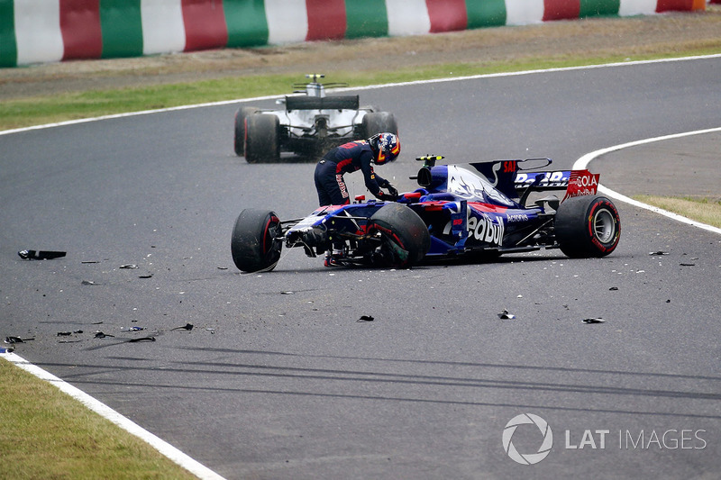 Carlos Sainz Jr., Scuderia Toro Rosso STR12 crashes