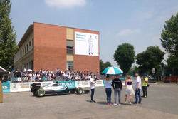 I dipendenti Petronas sulla tribuna del 1 Day Circuit