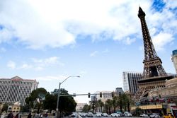 Ambiente de las Vegas Strip, incluyendo réplica Torre Eiffel en el Paris Las Vegas hotel