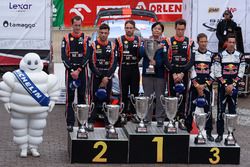 Podium: winnaars Thierry Neuville, Nicolas Gilsoul, Hyundai Motorsport, tweede plaats Hayden Paddon,