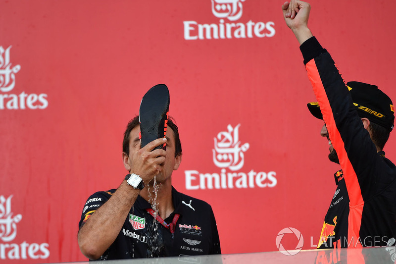 Pierre Wache, ingénieur Red Bull Racing fait un shoey
