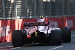 Esteban Ocon, Sahara Force India VJM10 avec des dégâts à la suspension arrière