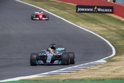 Lewis Hamilton, Mercedes AMG F1 W08, Kimi Raikkonen, Ferrari SF70H