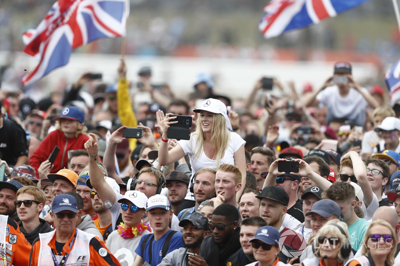 Animan a los aficionados para el ganador de la carrera Lewis Hamilton, Mercedes AMG F1, en el podio