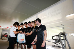 Valentina Albanese, Responsabile Porsche Motorsport con i piloti dello Scolarship Programme