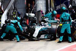 Valtteri Bottas, Mercedes AMG F1 W08, pit stop action