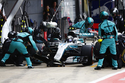 Valtteri Bottas, Mercedes AMG F1 W08, pit stop action