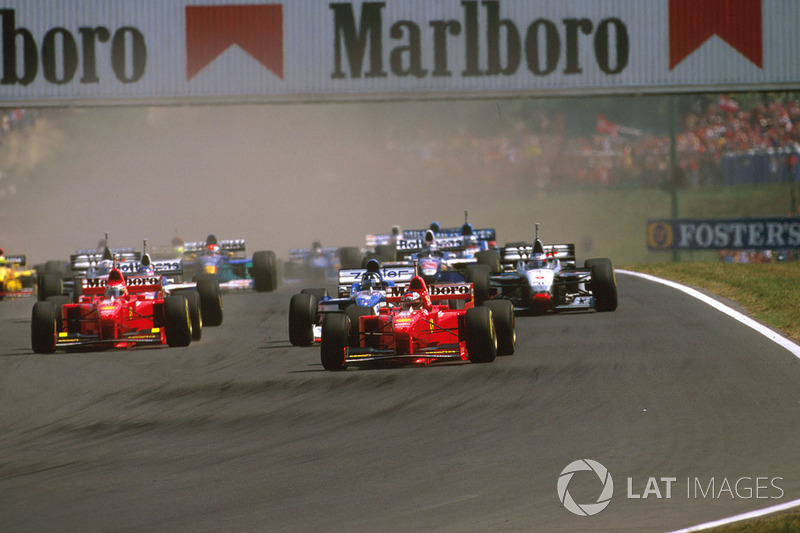 Michael Schumacher, Ferrari F310B, Damon Hill Arrows A18 Yamaha y Eddie Irvine, Ferrari F310B