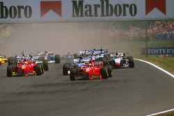 Michael Schumacher, Ferrari F310B, Damon Hill Arrows A18 Yamaha en Eddie Irvine, Ferrari F310B