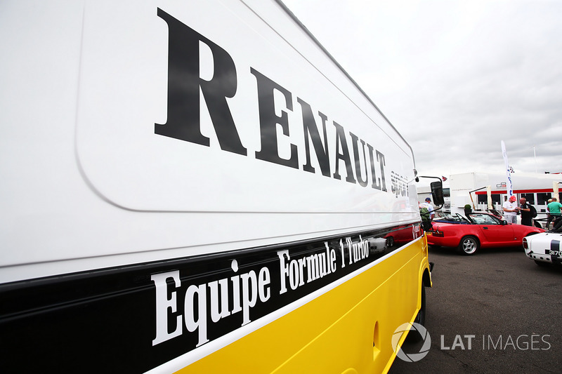 Renault Sport F1 Team F1 Historic: фургон