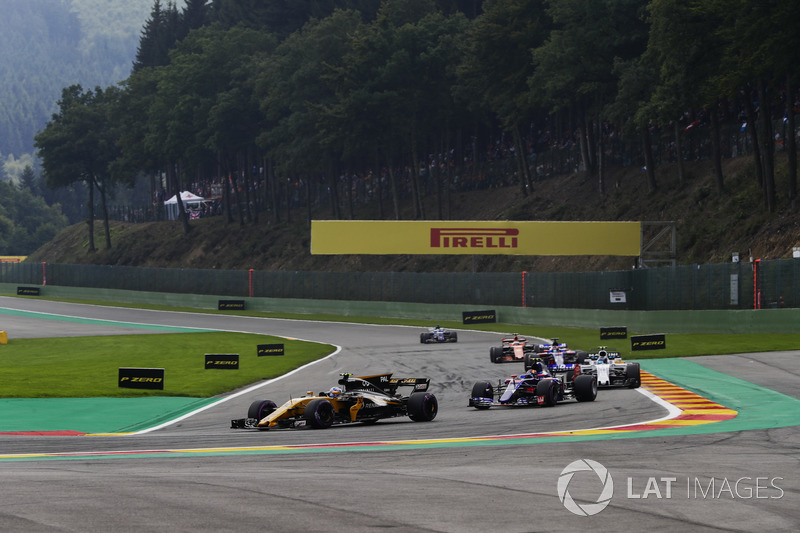 Jolyon Palmer, Renault Sport F1 Team RS17, Carlos Sainz Jr., Scuderia Toro Rosso STR12