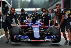Механики Scuderia Toro Rosso работают с автомобилем STR12
