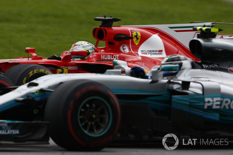 Sebastian Vettel, Ferrari SF70H,menyalip Valtteri Bottas, Mercedes AMG F1 W08