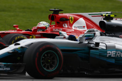 Себастьян Феттель, Ferrari SF70H, и Валттери Боттас, Mercedes AMG F1 W08