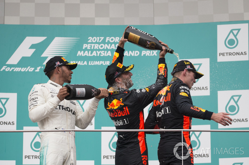 Podium: Peringkat kedua, Lewis Hamilton, Mercedes AMG F1, pemenang balapan, Max Verstappen, Red Bull Racing, peringkat ketiga, Daniel Ricciardo, Red Bull Racing