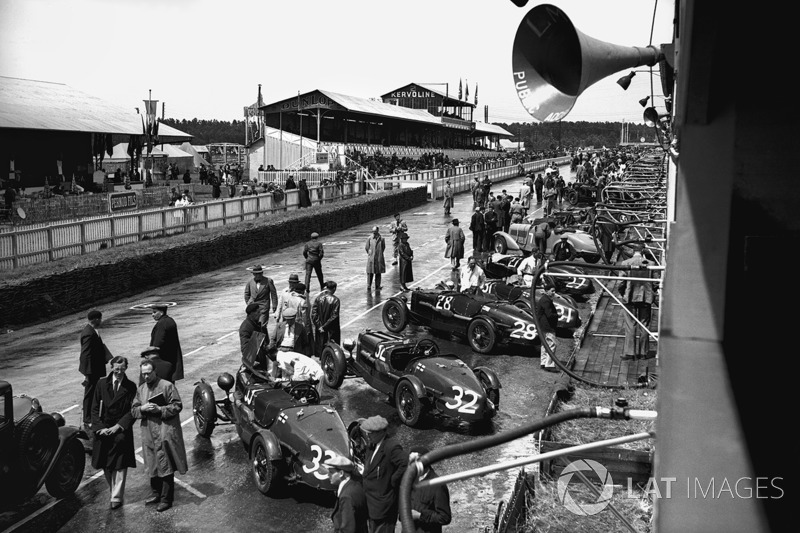 Autos von Aston Martin in der Boxengasse