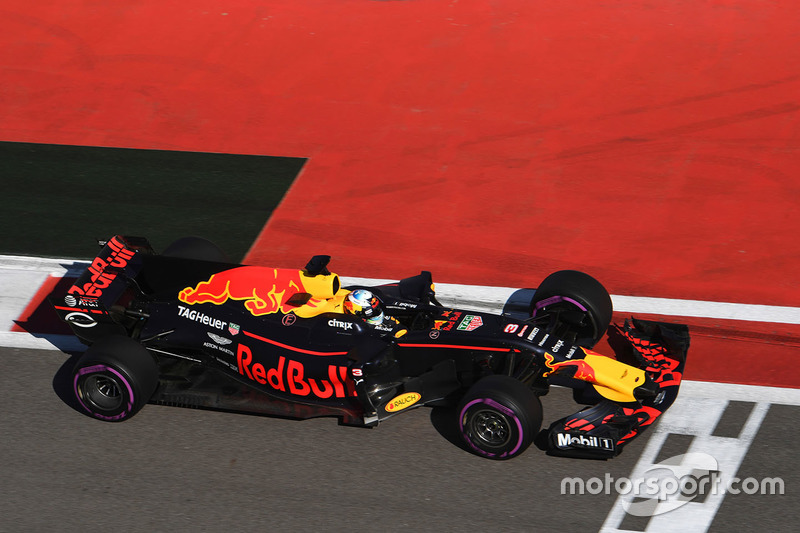 Daniel Ricciardo foi 'o melhor do resto' e parte em quinto, mas com um tempo 1s711 pior do que do alemão da Ferrari.