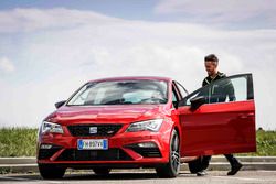 Andrea Dovizioso monte dans sa SEAT Leon CUPRA