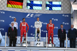 Vladimir Putin, President of Russia, Sebastian Vettel, Ferrari, Tony Ross, Mercedes AMG F1 Race Engineer, Valtteri Bottas, Mercedes AMG F1, Kimi Raikkonen, Ferrari and Dmitry Kozak, Deputy Prime Minister of the Russian Federation