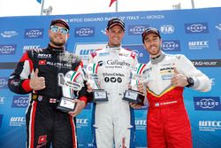 Podio Trofeo: il primo classificato Tom Chilton, Sébastien Loeb Racing, Citroën C-Elysée WTCC, il secondo clasificato Rob Huff, All-Inkl Motorsport, Citroën C-Elysée WTCC, il terzo classificato Esteban Guerrieri, Campos Racing, Chevrolet RML Cruze TC1