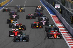 Валттери Боттас, Mercedes AMG F1 W08, и Себастьян Феттель, Ferrari SF70H