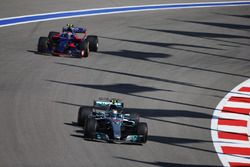 Valtteri Bottas, Mercedes AMG F1 W08, Carlos Sainz Jr., Scuderia Toro Rosso STR12