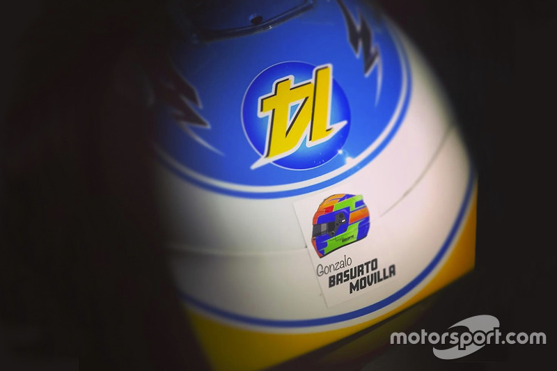Homenaje de Fernando Alonso a Gonzalo Basurto, niño fallecido en un accidente de karting. GP de Rusia 2017.