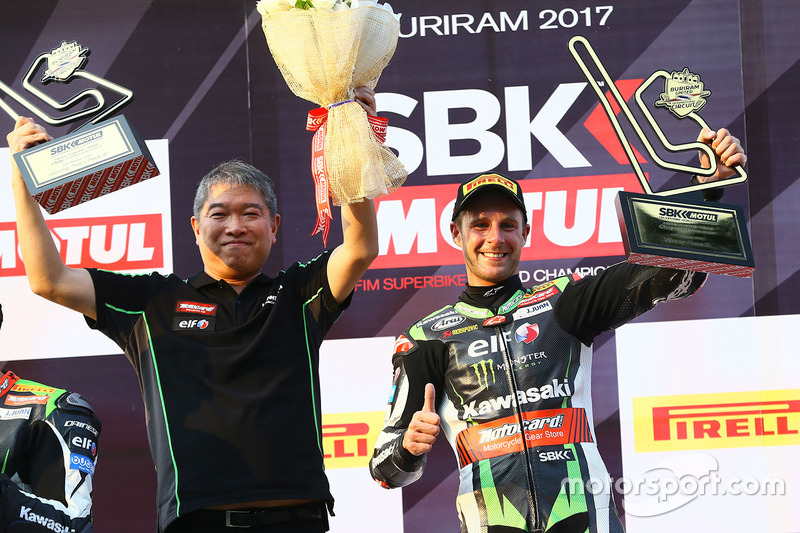 Podium: race winner Jonathan Rea with Shigemi Tanaka, Kawasaki Racing