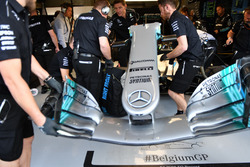Valtteri Bottas, Mercedes-Benz F1 W08 nel box per un cambio d'ala