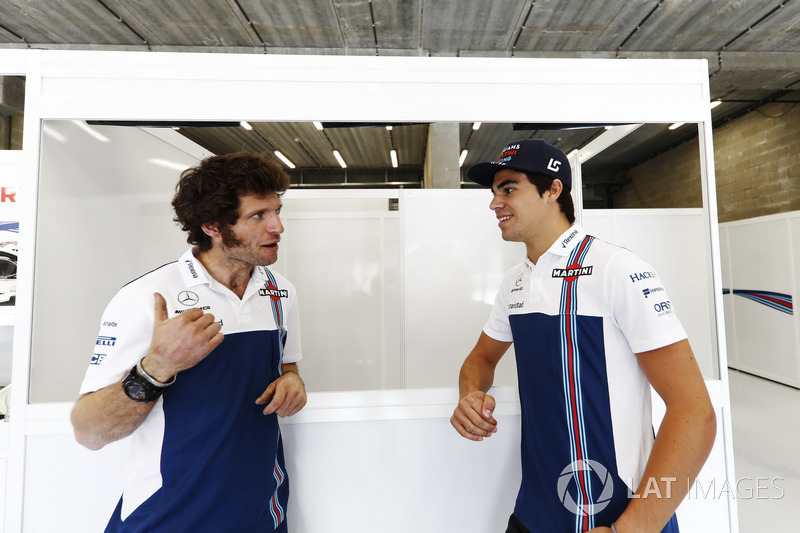 Lance Stroll, Williams, parla con il motociclista e presentatore televisivo