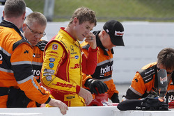 Ryan Hunter-Reay, Andretti Autosport Honda, est aidé par la Holmatro Safety Team après son crash